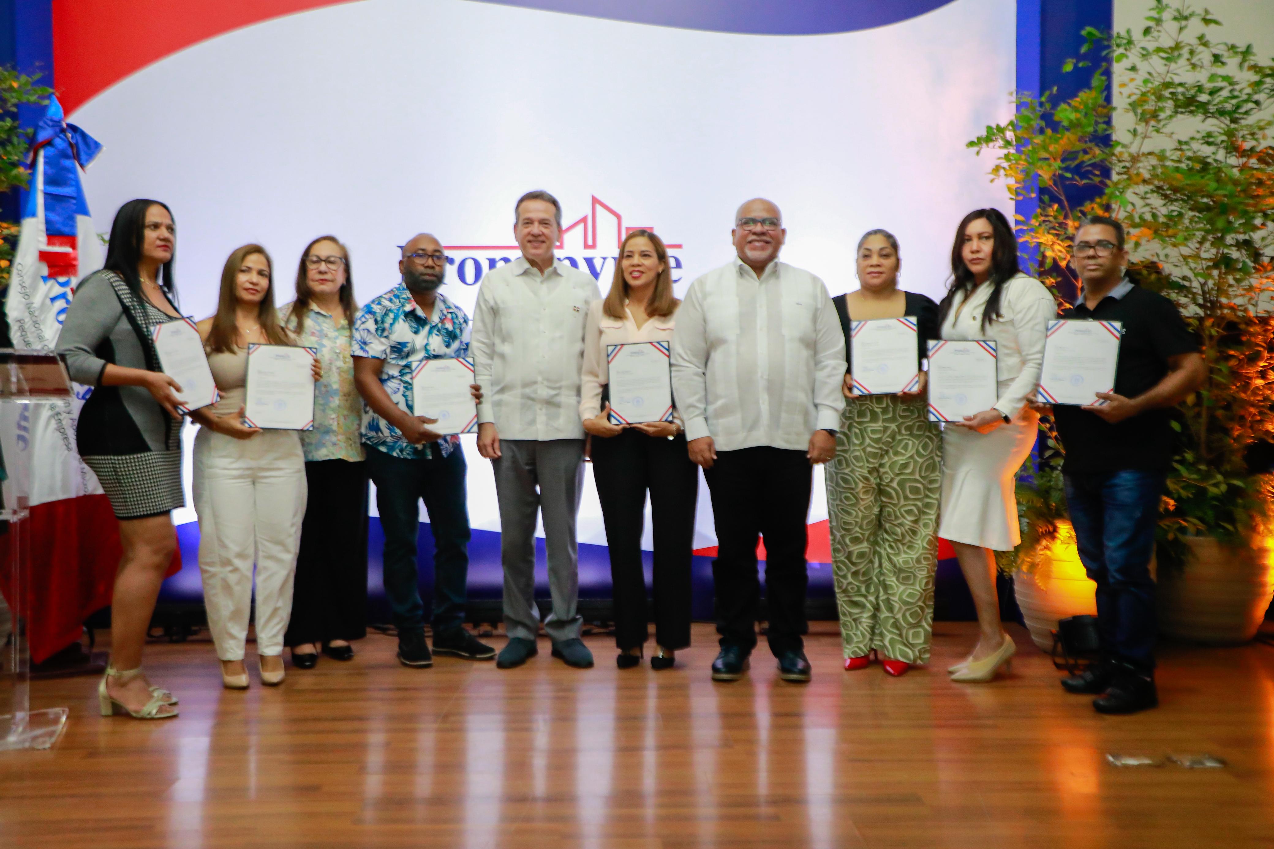 2 Microempresarios Reciben Creditos En Santiago